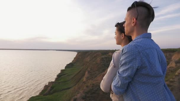 Happy Brunet Homem Sua Linda Menina Praia Slo Perfil Impressionante — Vídeo de Stock