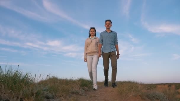 Joyeux Brunettiste Belle Fille Marchant Bord Mer Pékin Vue Magnifique — Video