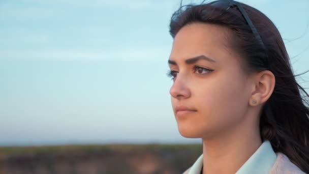 Spirituelle Fille Debout Sur Une Plage Mer Avec Céleste Ciel — Video