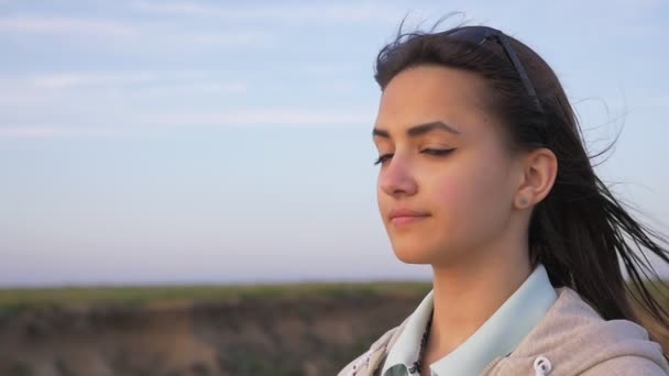 Chica Glamour Pie Una Costa Del Mar Con Cielo Azul — Vídeo de stock