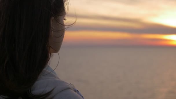 Hermosa Chica Pie Una Costa Del Mar Atardecer Romántico Verano — Vídeos de Stock