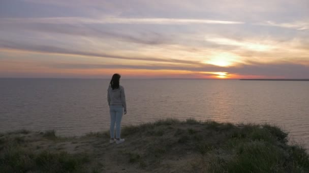 Mujer Joven Meditativa Pie Orilla Del Mar Atardecer Verano Cámara — Vídeo de stock
