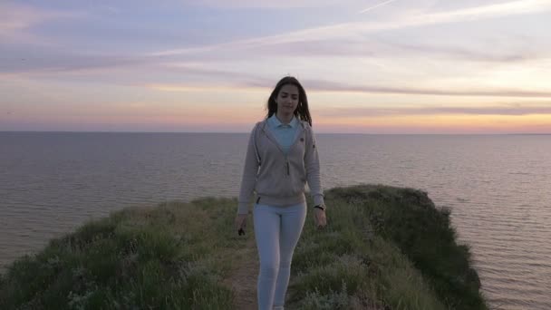 Розумна Молода Жінка Біжить Морському Пляжі Заході Сонця Влітку Повільному — стокове відео
