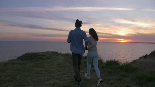 Sportler Und Sein Süßes Mädchen Laufen Sommer Einem Meeresstrand Slo — Stockvideo