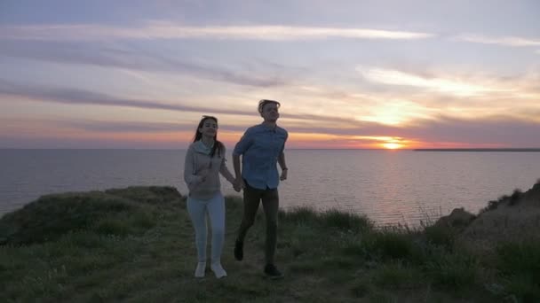 Young Man His Girlfriend Running Seacoast Summer Slo Breathtaking View — Stock Video