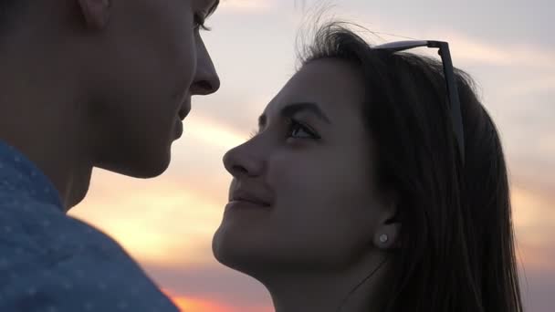 Menina Bonito Beijando Seu Namorado Feliz Tocando Seu Nariz Pôr — Vídeo de Stock