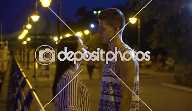 Romantik kız ve onu mutlu erkek göz birbirimize bir nehir iskele Inspiring profil güzel uzun bağsız kıl ve bir iskele üzerinde bir kolsuz singlet sportif onun erkek arkadaşı ile ihale bir kızın üzerinde gece