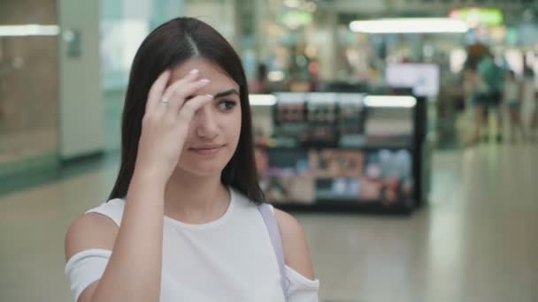 Όμορφη Μελαχρινή Κορίτσι Καλλωπισμό Και Χαμογελώντας Ένα Ευρύχωρο Mall Στο — Αρχείο Βίντεο