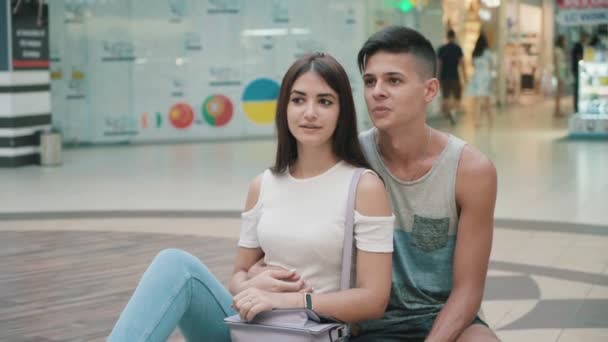 Feliz Joven Pareja Están Mirando Lado Charlando Centro Comercial Verano — Vídeo de stock