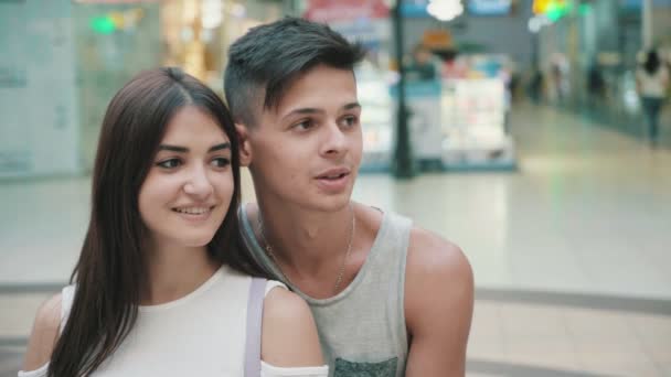 Una Joven Familia Enamorada Está Mirando Lado Sonriendo Centro Comercial — Vídeo de stock