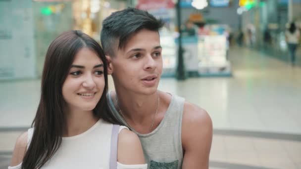 Una Giovane Famiglia Innamorata Sta Guardando Parte Sorridendo Centro Commerciale — Video Stock