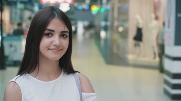Όμορφο Κορίτσι Ένα Toothy Χαμόγελο Που Στέκεται Ένα Ευάερο Mall — Αρχείο Βίντεο