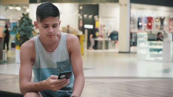 Snappy Homem Singlet Sentado Navegando Rede Seu Telefone Shopping Vista — Vídeo de Stock