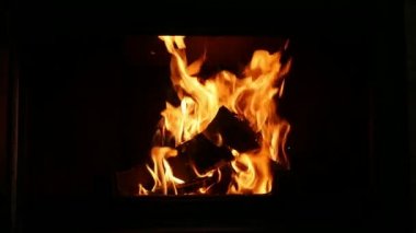 Ateşli çatal bir ahşap günlükleri ve çatal gri charcoals ve içinde bir şömine Ahşap ahşap kaplama kırmızı ve sarı ateş yanan bir şömine Fairytale closeup kömür kapsayan topuyla. Muhteşem görünüyor