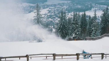 Slo-mo Picturesque kışın karda Polonya Tatras akışı çekim güçlü kar silah göster büyük kar topu slo-mo kayakçılar için yokuş aşağı üzerinde kar akış ile gönderme