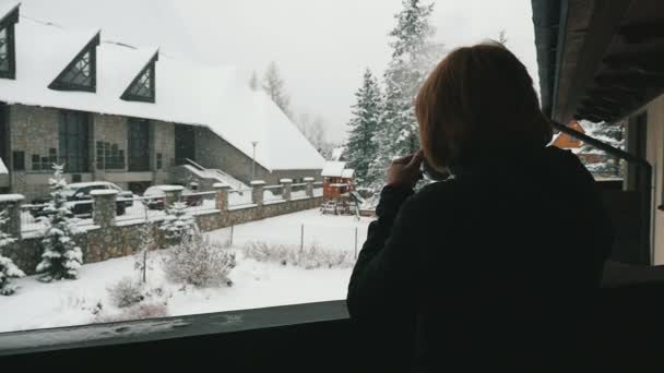 Meditatieve Vrouw Drinken Van Hete Thee Kijken Naar Vallende Sneeuw — Stockvideo