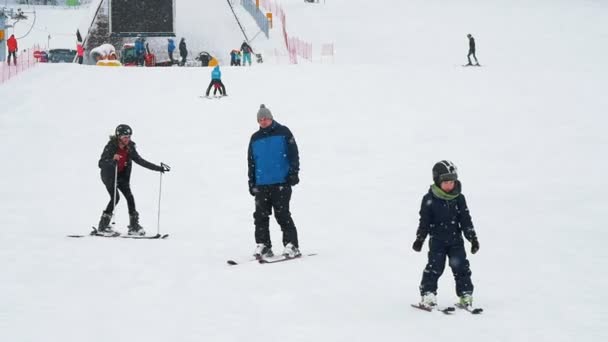波兰扎科帕内 2018年12月10日 两个孩子滑雪下来 一个职业男子在懒散中滑行的乐观景象 — 图库视频影像