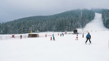 Zakopane, Polonya - 10 Aralık 2018: sportif kayakçı yokuş aşağı Polonya Tatra Dağları kış inslo-Mo sürgülü neşeli görünümü