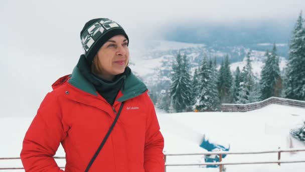 Zakopane Polônia Dezembro 2018 Mulher Loira Feliz Com Jaqueta Vermelha — Vídeo de Stock