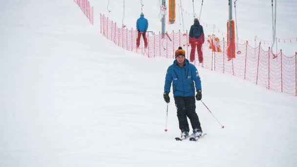 波兰扎科帕内 2018年12月10日 对一名身穿制服的男性滑雪者的乐观看法在懒散中滑落360度 — 图库视频影像