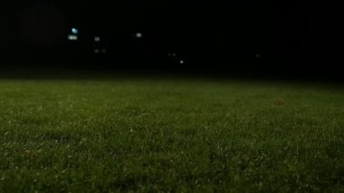 Kiev, Ukrayna - 22 Ekim, 2018:Closeup genç futbolcu yeşil bahçesi yavaş çekimde bir futbol top sürme