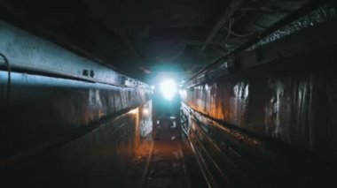 Otobüs alt gelen özel bir çubuk ile Bodrum Bodrum özel parlayan çubuklar ile karanlıkta kaynaklı bir büyük otobüs görünümünü çarpıcı karanlıkta sabittir