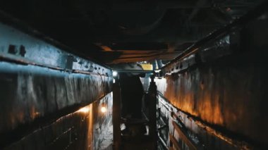 Otobüs alt özel bir çubuk ile büyük delikten karanlığın çarpıcı görünümü ile uzun delikten özel shinning çubuklar karanlıkta kaynaklı büyük otobüsün içinde onarılır