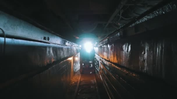 公共汽车底部是固定从地下室与一个特殊的棒在黑暗中令人惊叹的看法一个大的公共汽车焊接与特殊的闪闪发光的棒从地下室在黑暗中 — 图库视频影像