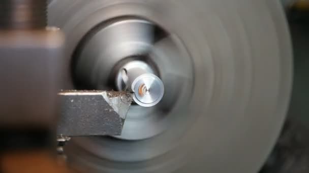Frez Złuszczanie Płatków Metalowym Pręcie Przymocowana Tokarki Cylindra Warsztat Zbliżenie — Wideo stockowe