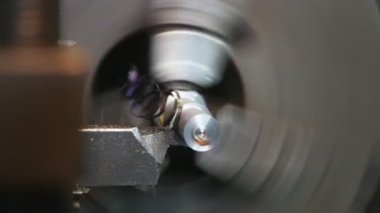 Torna silindir çubuk vintage torna makinesi üzerinde gelen büyük bitki Closeup metalik kesici peeling ince çelik fiş üzerinde sabit bir metal çubuk üzerinden kesici alarak pul 