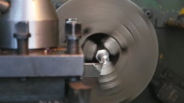 Kesme pul Torna makinesine büyük bitki Closeup metalik bir kesici bir çubuk gelen çelik pul vintage tarzı torna makinesi üzerinde peeling sabit bir metal çubuk gelen kalem ucu 