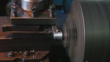 Büyük tesisi bir büyük pirinç silindir peeling metalik pul bir retro tarzı Torna makinesinde Closeup metal talaşı peeling bir torna makinesinde döner silindir