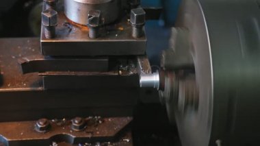 Silindir büyük bitki Closeup büyük pirinç Silindir metalik fiş bir retro tarzı Torna makinesinde peeling metalik cips kesme bir torna makinesinde iplik