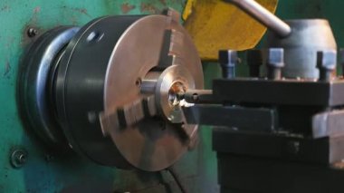Döner silindir torna makinesi şu dönüm ve büyük tesisi Closeup doğru döne döne büyük pirinç silindir sol ve sol tarafta bir retro tarzı torna makinesi