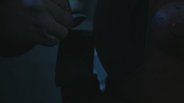 Bıçak bıçak bileme diskten bir bıçak bıçak bileme bir disk üzerinde bazı bitki tam karanlıkta bilenmiş harika manzarasını karanlık bina içinde birçok parıldıyor ile bilenmiş 's