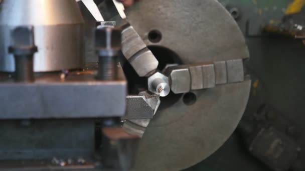 Étriers Mesurant Diamètre Une Tige Métallique Fixée Une Machine Tour — Video