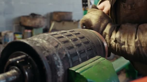 Muž Dělat Drážky Nástrojem Mosazný Proužek Pevně Spojky Závod Impozantní — Stock video