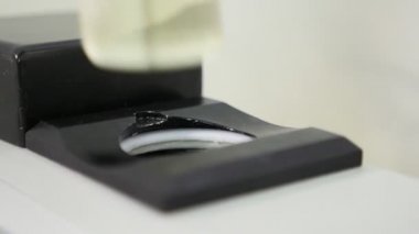Sıvı içinde a aygıt yavaş çekimde kadının el görünümünü heyecanlı bir ölçek slo-mo bir laboratuvar aracı koyarak manikür ile test için bir ampul koyarak kadın eller