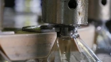 Roundmetallic püskürtme tarafından serpilir petrol streams bitki yüksek teknoloji şişe görünümünü şeffaf şişe içinde ayçiçek yağı akış Metal püskürtme uçlarını dolu 