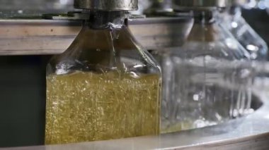 Metalik püskürtme tesisi Amazing görünümü plastik şişe figüratif şişe içinde ayçiçek yağı yağmurlama akarsu tarafından metalik püskürtme uçlarını enjekte petrol dolu 