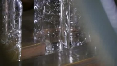 Şeffaf plastik şişe konveyör hattı ve içinde şeffaf şişe heyecanlı görünüm sürükleyip yağ fabrikası üzerinde bırakarak ayçiçek yağı ile sıçramasına yağ sürme