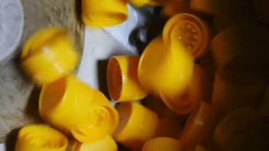 Döne döne ve ayçiçek yağı için konveyör Tarih düşen sarı plastik kapaklar orijinal görünümünü bir konveyör ayçiçek yağı şişeler bir tesisi için üzerinde iplik sarı plastik kapaklar