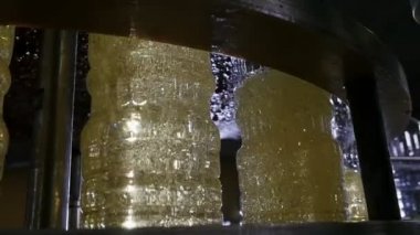 Ayçiçek yağı bir petrol bitki bitki konveyör plastik şişe içine sıçramasına yoğun petrolün iyimser görünümü üzerinde plastik şişe dökme splattering