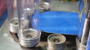 Petrol bir konveyör satırda devam uzun cam şişeler bitki uzun camsı ampuller Closeup üreten bir ayçiçeği zincirli konveyör sürme petrol fabrika