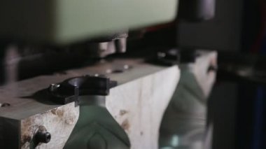 İşçi üniformalı uzun ampuller makinesine koyar ve figüratif şişeleri uzun plastik ampuller petrol petrol tesisi için büyük şişelerde dönüm muhteşem manzarayı görecek 