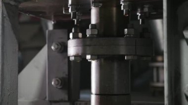 Bir makine araç bir yağ fabrikasının büyük yakalı bir makine yağı fabrikası yer metal tüp iplik etkileyici görünümü çalışan bir yuvarlak kelepçe ile dönen tüp 