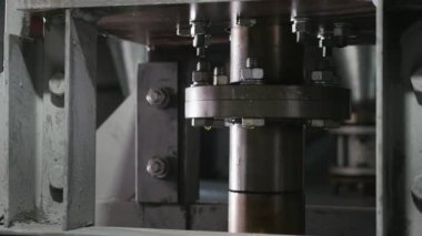 Bir makine araç bir yağ fabrikasının büyük yakalı bir makine yağı fabrikası bulunan metalik tüp dönüm özgün görünümü çalışan bir dairesel kelepçe ile Sema tüp 