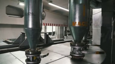 Dar petrol sarnıçlar bir metalik tezgahı üzerinde bitki üreten petrol metalik makine yağı Fabrikası Yapım aygıtta bulunan ince yuvarlak tankları Pan çekim yerleştirilir.