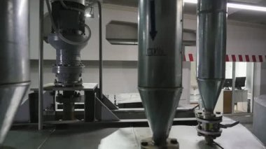 Panoramic, ince vurdu bitki üreten petrol bir metalik makine araç üzerinde bulunan ince yağ depoları tankları petrol fabrika metalik makine aygıtta koymak yuvarlak