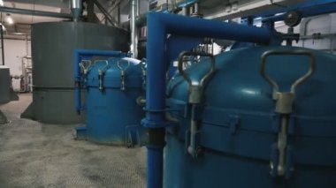 Ayçiçek yağı bitki yenilikçi görünümü bir modern ayçiçek yağı bitki birçok küresel tanklarla ve makine aletleri üreten modern petrole büyük küresel konteynerler